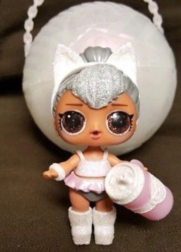 the queen glam glitter